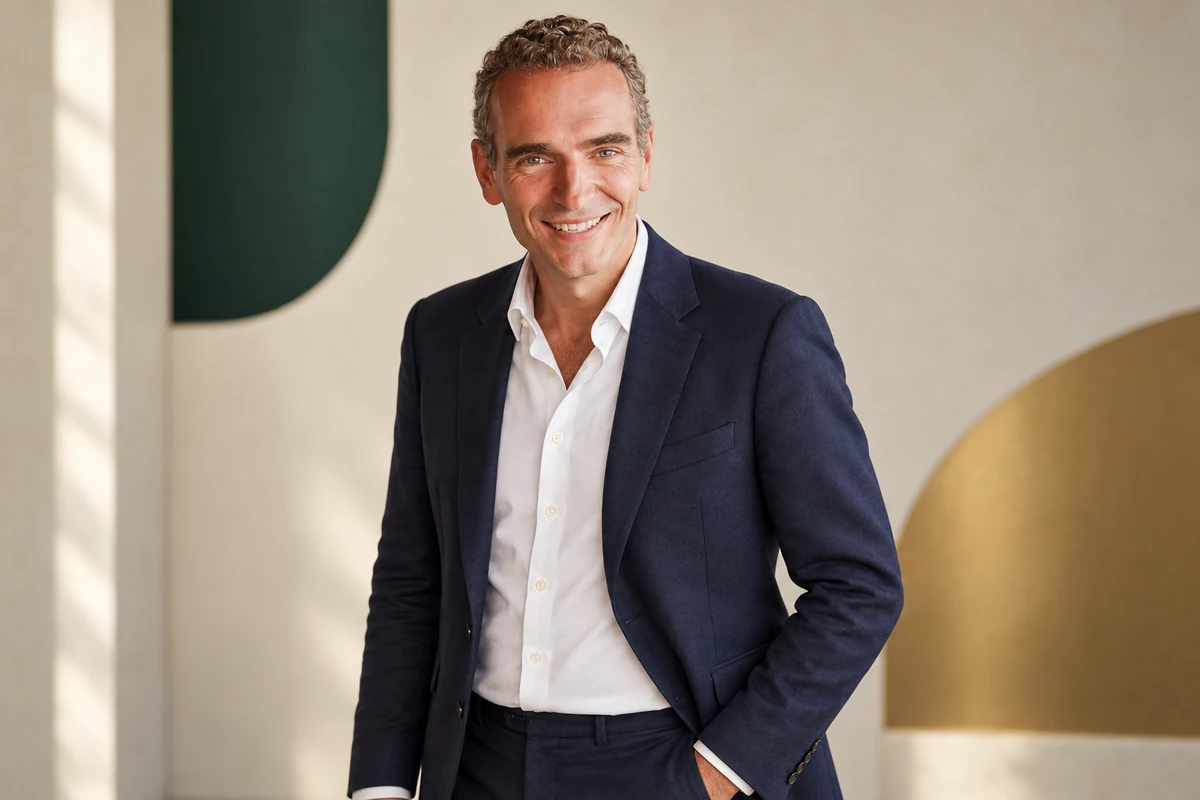 Portrait éditorial généré de Alexandre Mars