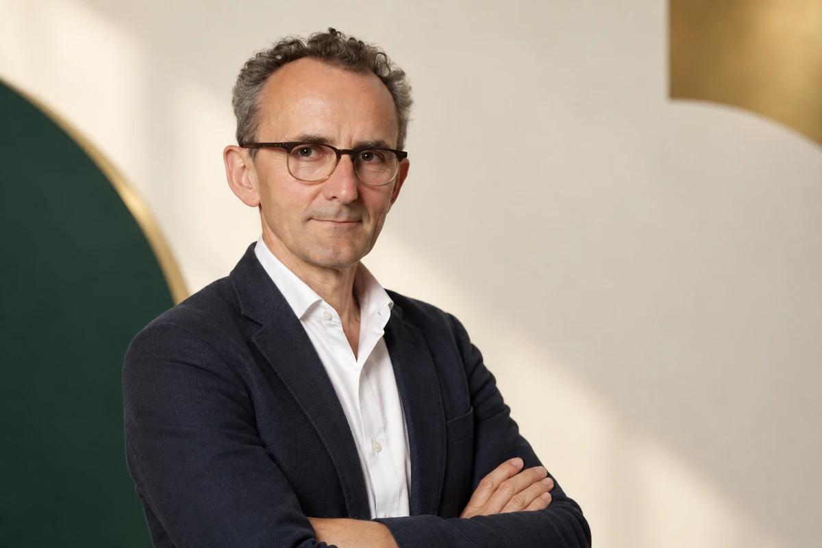 Portrait éditorial généré de Éric Carreel