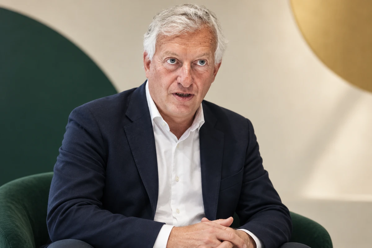 Portrait éditorial généré de Eric Domb