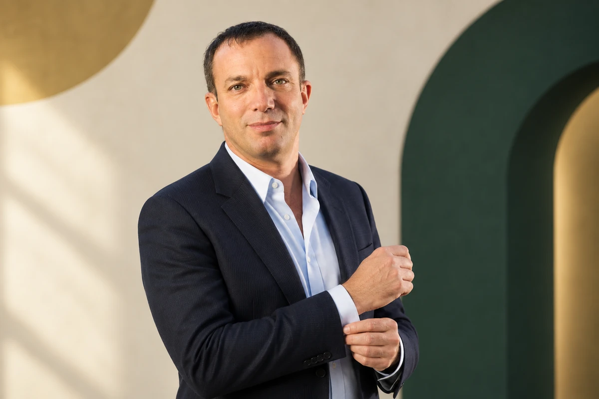 Portrait éditorial généré de Mitch Garber