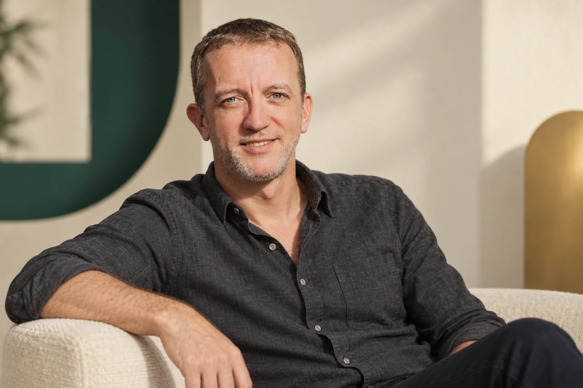 Portrait éditorial généré de Renaud Visage